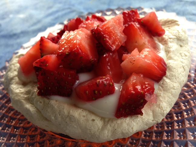Strawberry pavlova with Greek yogurt